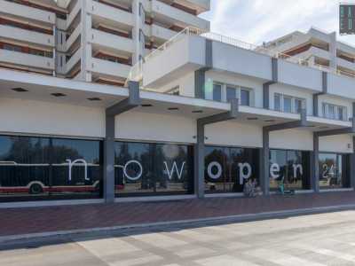 ...affiancato da una lunga scritta che annuncia l�apertura di un altro negozio